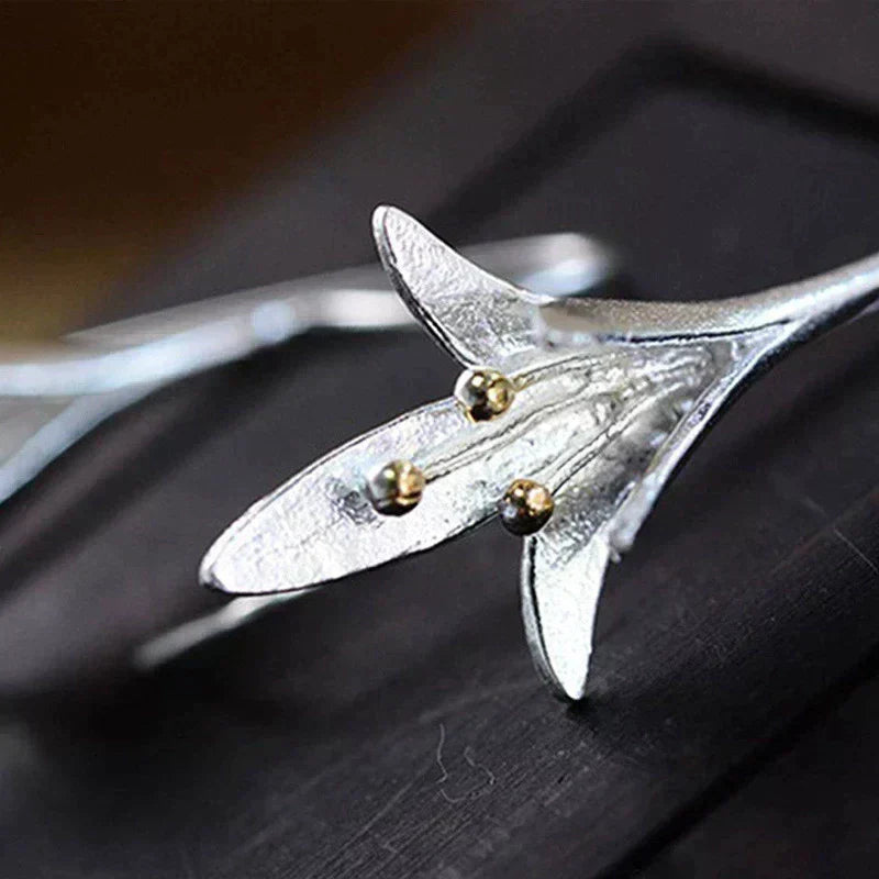 Auss ar ziediem no sudraba